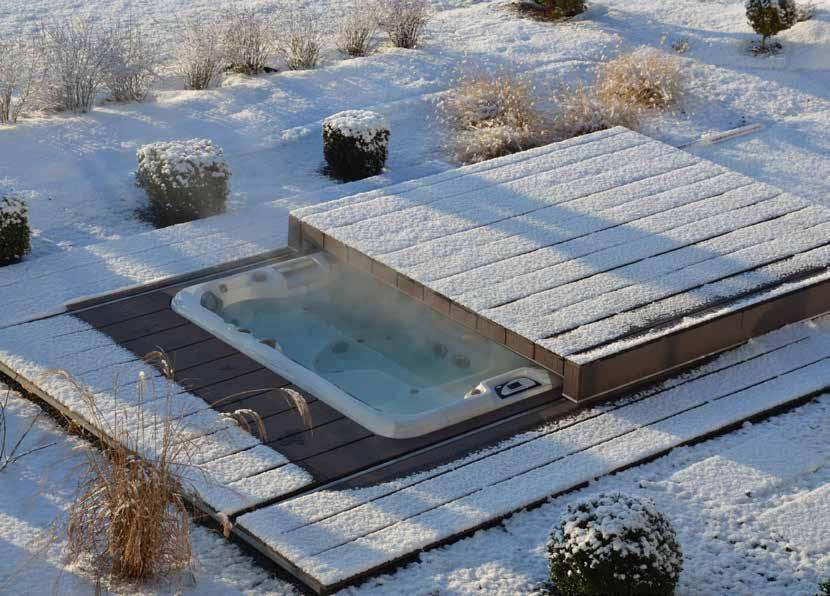 Pool Lounge er utviklet slik at et lokk senkes og legger seg på badet. Dette gjør at oppvarmingskostnadene holder seg lave og svært lite vann fordamper.