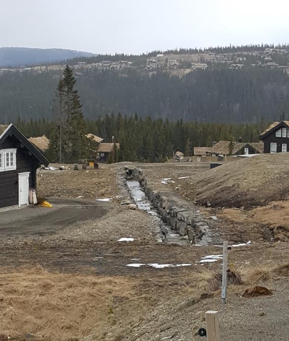 Side 3 Det henvises til en plan for overvannshåndtering fra 2009, som er brukt innenfor flere utbyggingsområder i Hafjell, samt praksis for håndtering av flom og vassdrag fra Mosetertoppen og flere