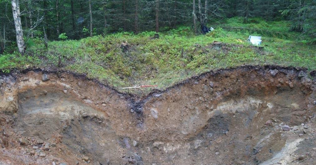 Fangstgrop S103 Strukturen lå inntil platåkant med skråning mot øst.