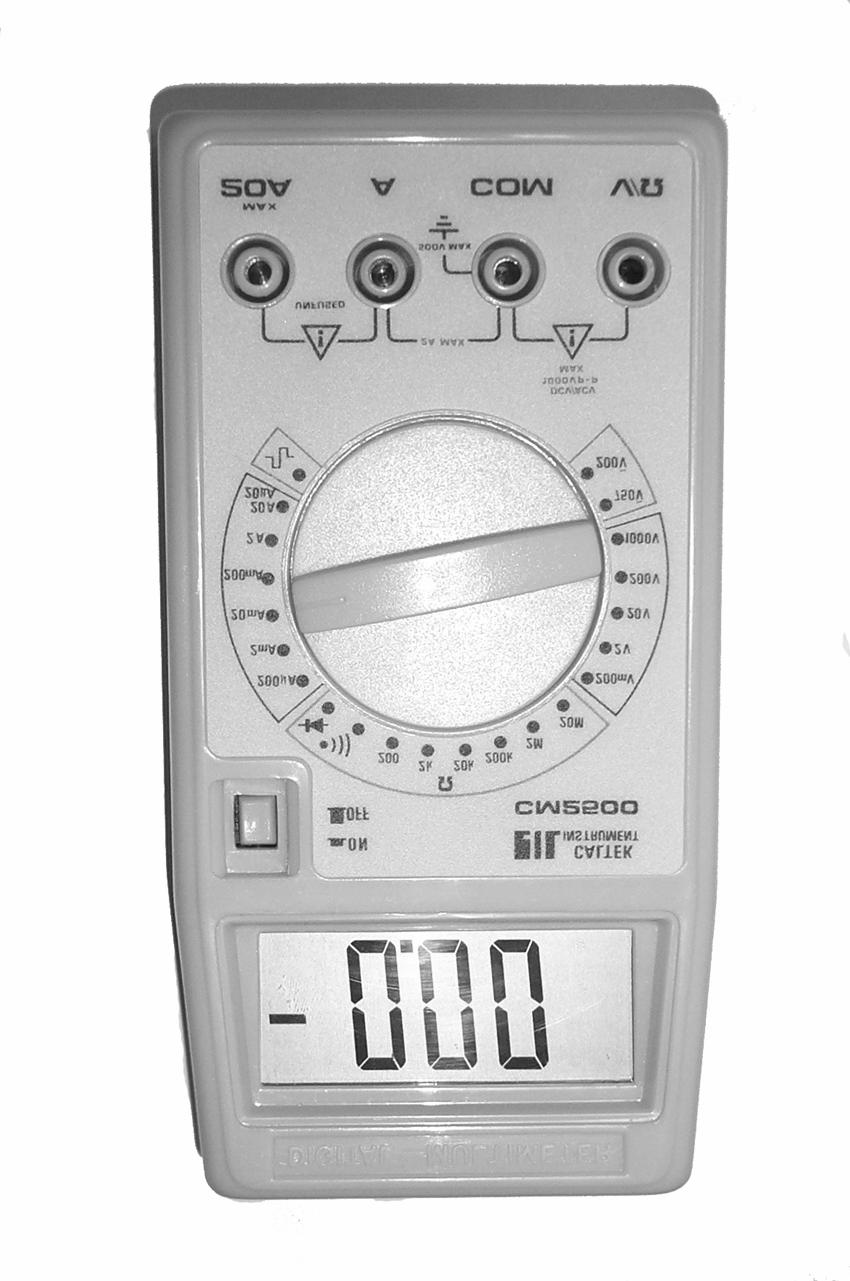 Øvelse 1: Multimeter og oscilloskop Figur 3: Frontsiden av et digitalt multimeter uten automatisk områdevelger. På dette instrumentet må en stille inn både funksjon og måleområde.