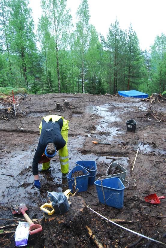 Steinene i den nordligste delen av uren, de som lå inn mot bergknausen i nord, synes derimot å ha tilkommet i etterkant og ved en begrenset bruddaktivitet i nyere tid.