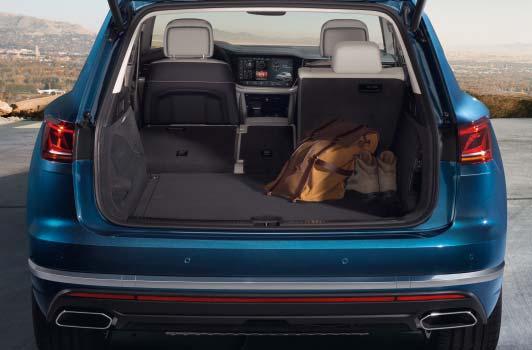 O 04 05 I Volkswagen Touareg får du både luksuriøs design og praktiske løsninger. Stort bagasjerom gjør bilen allsidig og komfortabel.
