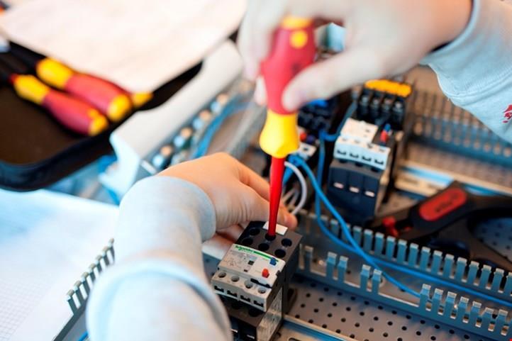 Invitasjon Oppdateringskurs i Elektro 2019 EL og IT Forbundet, i samarbeid med Ishavsbyen VGS, ønsker å løfte kompetansen til fagarbeiderne som jobber innen elektro.