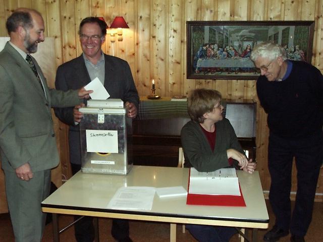 09-12.10 i kontortiden. Alle som er medlemmer av Den norske kirke, har fylt 18 år før utgangen av 2001, bor i soknet og har stemmerett ved offentlige valg, kan stemme ved valg til menighetsråd.