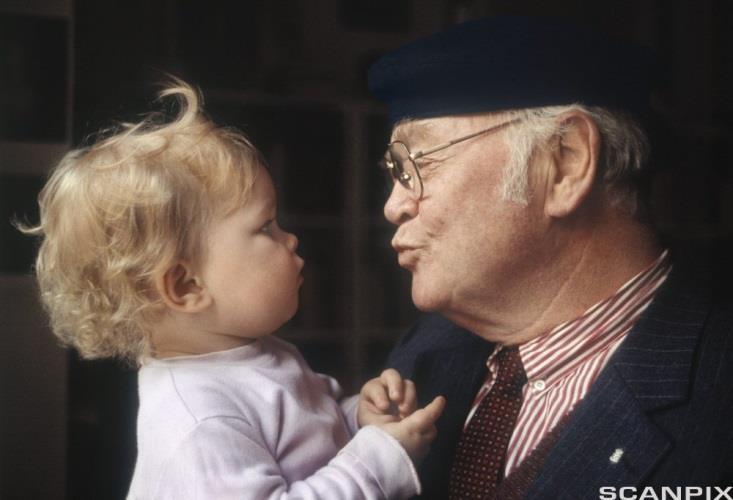 .4. Far er tre ganger så gammel som Camilla. Far er seks år eldre enn onkel Kåre. Til sammen er de tre 9 år. Sett opp en likning og finn ut hvor gamle Camilla, far og onkel Kåre er.