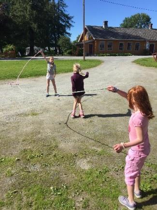 Husflidskonsulenten underviste i repslagning av hoppetau og