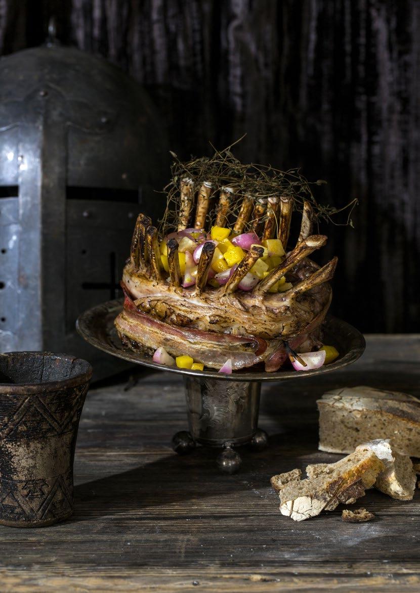 LAMMEKRONE MED ELDHUSRØKT BACON, BETER OG ROTGRØNNSAKER Gilde Lammecarré Eldhusrøkt bacon i skiver Selleri Gulrot Kålrot Persillerot Reddik Culbete Gni inn kjøttet med salt og pepper.