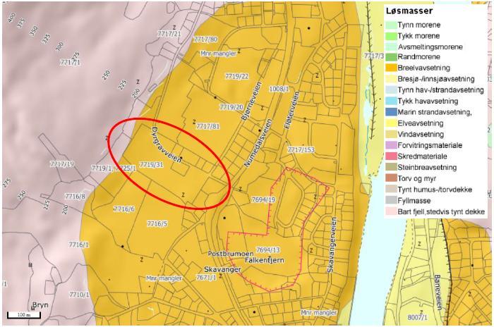 2. SITUASJON Planområdet ligger i Dyrgravveien 5 i Kongsberg kommune. Eiendommen består i dag av skolebygg med tilhørende utearealer, enebolig, skog, samt fotballbane i kunstgress.