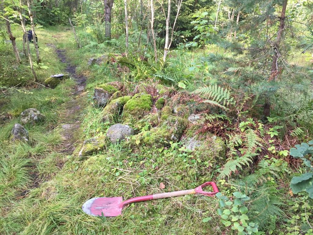 Åm o t å s e n Steinstrengen strekker seg fra øst mot vest der den bøyer av vinkelrett mot sør.