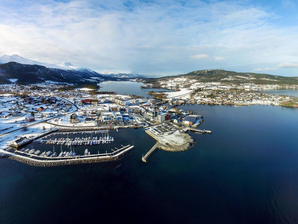 Trygge jobbar og eit styrka næringsliv Vestnes er ein liten kommune med naturbruk, industri og omsorg som dei viktigaste arbeidsplassane.