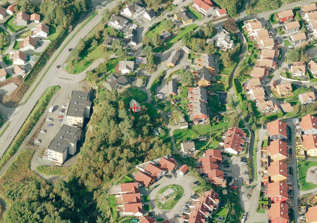 Tilstøtende arealer er regulert til boligformål med henholdsvis 25 % TU for frittliggende bebyggelse, 35 % TU for konsentrert bebyggelse og 40 % TU for blokkbebyggelse.
