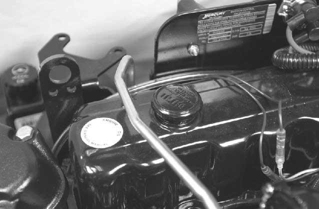 Del 5 - Vedlikehold MERK: Kontroller t peilepinnen er stt i slik t indiktormerkene for oljenivå vender bkover på motoren (mot svinghjulet). - Peilepinnerør 3.
