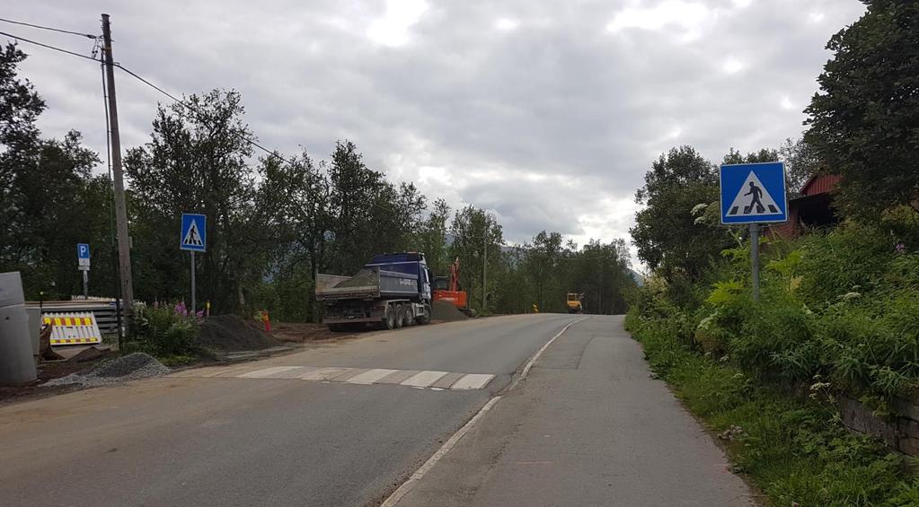 2.3.46 Kryssingspunkt 12 29 Punktet er et gangfelt i Langnesvegen. Gangfeltet forbinder fortauet på vestsiden (høyre på bildet) med tursti på motsatt side.