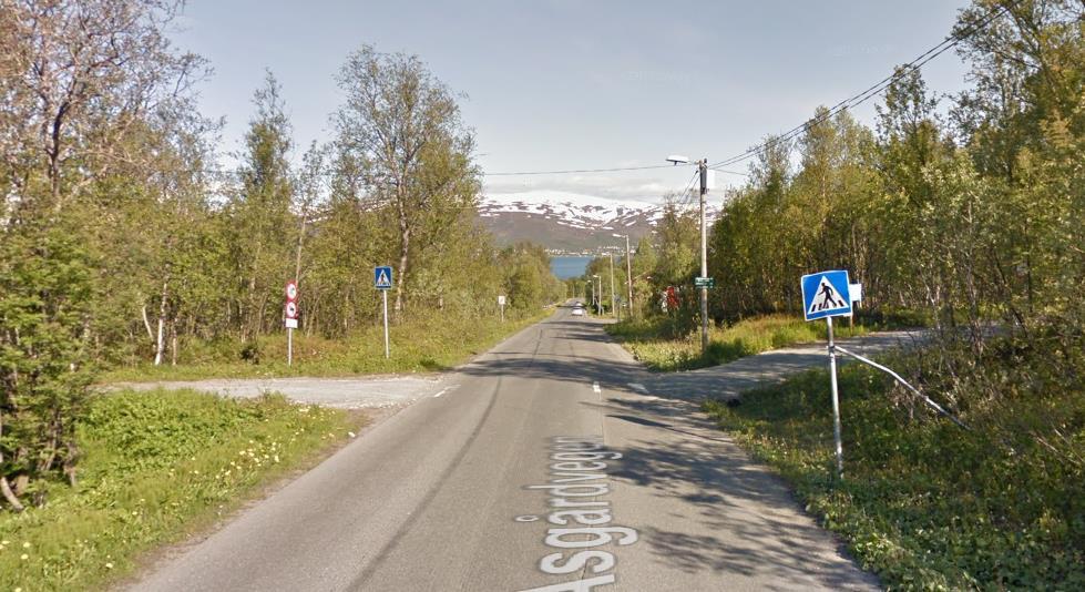 2.3.50 Kryssingspunkt 12 33 Punktet er et gangfelt der en G/S-veg/tursti krysser Åsgårdvegen. Fartsgrensen er 30 km/t på stedet, men det er ikke anlagt fartsdempende tiltak.