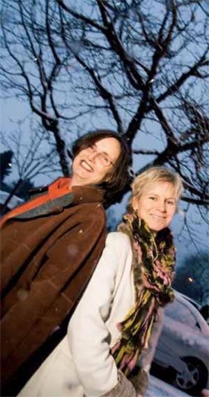 TETT PÅ: I arbeid med born av foreldre med psyiske vanskar, er tverrfaglig samarbeid utruleg viktig, seier klinisk sosionom Lisbeth Rynning Myrvoll (til venstre) og psykolog Ellen Dahlen Flaaten.