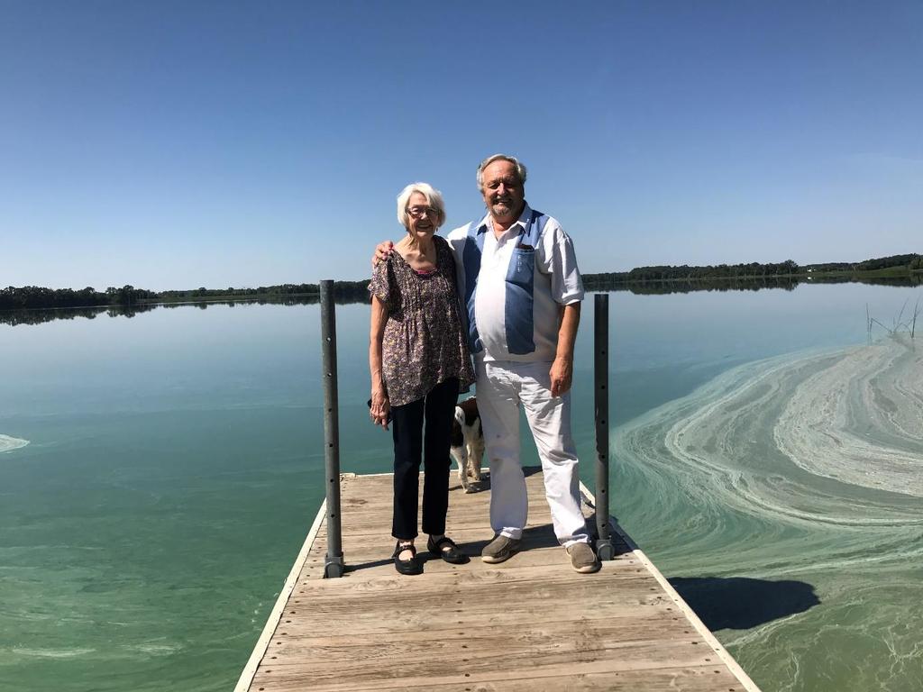 Sara Torvik og Chester Habberstad ved Norway Lake De er svært opptatt av slektens historie og har nedlagt et betydelig arbeid i den forbindelse. Sara Torviks familie har vært 3 ganger i Norge.