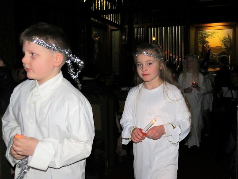 Kvelden startet med Luciatog og sang med barn fra Løkken Verk Montessoriskole.