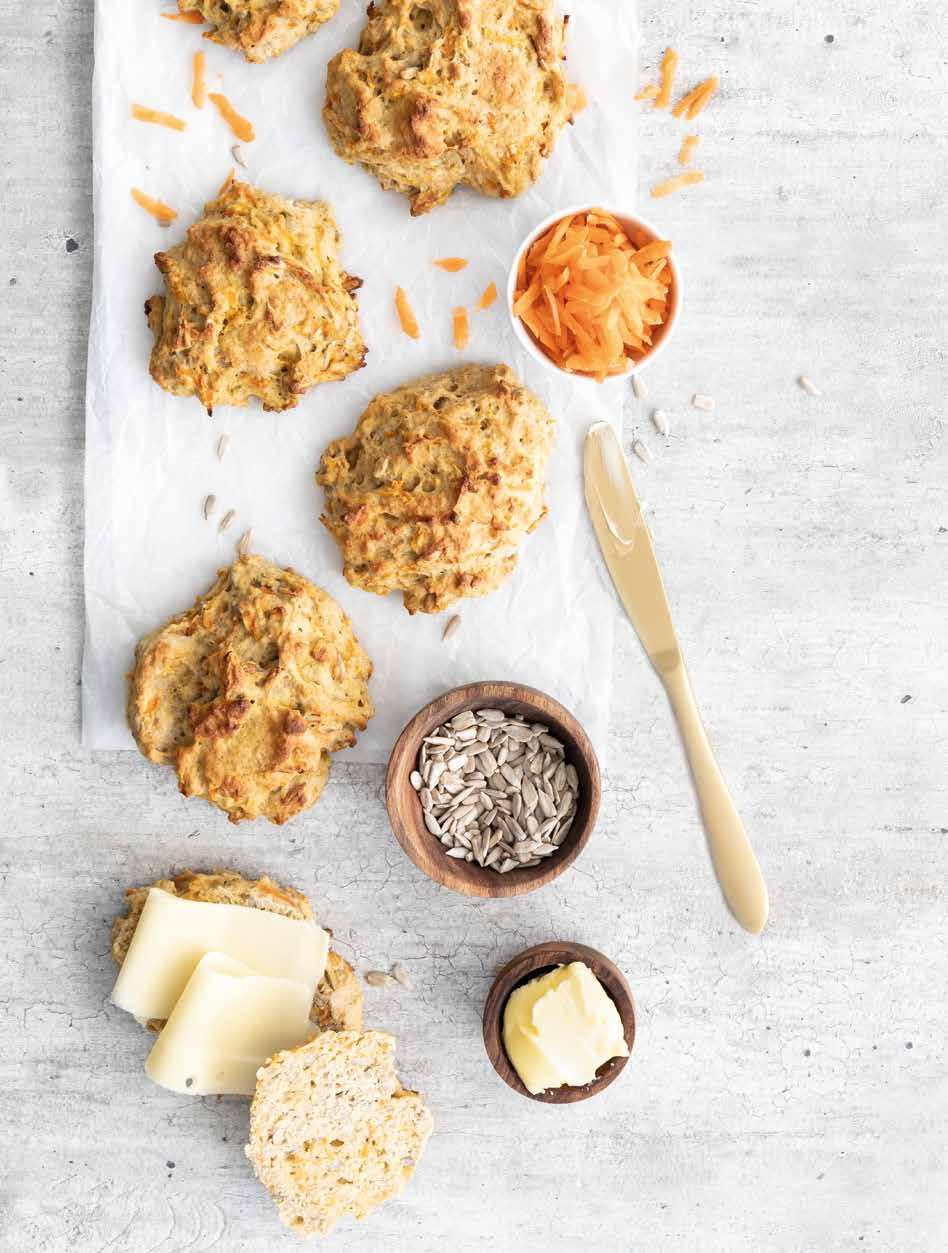 Gulrotbrud 450 g Møllerens Fin eller Grov melblanding 3 dl lunkent vann 100 g sukker 50 g smeltet smør 50 g fersk gjær 1 ts kardemomme 150 g raspet gulrot 150 g solsikkekjerner 2 stk. egg 1.