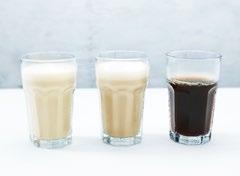 Basistilbodet bør omfatte kaldt vatn, skumma, ekstra lett og lett mjølk, jus og eventuelt kaffi og te.