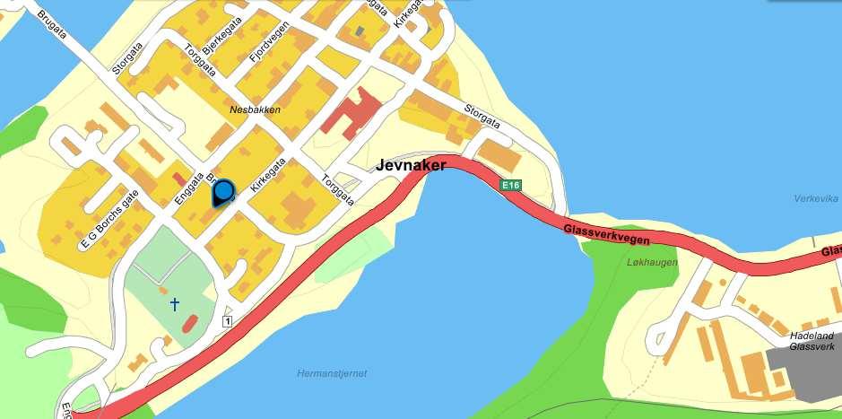 Åpningstider Nesbakken barnehage åpner 06.45 og stenger 16.15 Beliggenhet Barnehagen vår ligger i sentrum av Jevnaker og har gangavstand til Randsfjorden og skogsområdet Moesmoen.