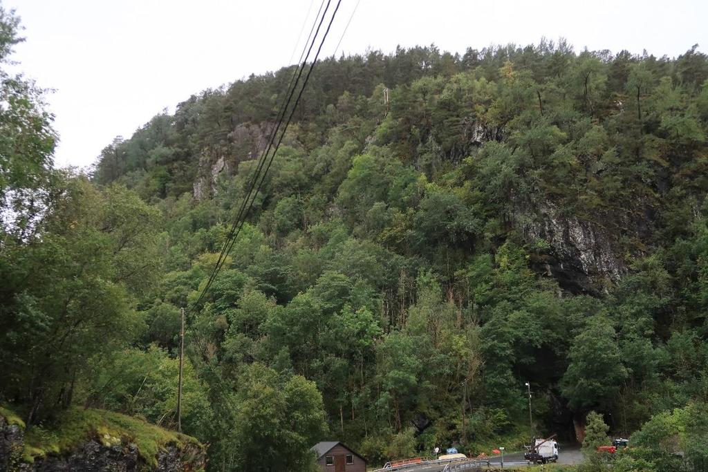 Skredfarevurdering Bilde 2. Østlig del av Skorafjellet med fare for steinsprang. Bildet er tatt mot SV.