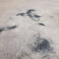 Ved befaring ble det observert mindre mengder med granulat utenfor banen, men i april var det store mengder på asfaltstripa som går rundt banen.