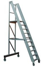 ALUMINIUMSTRAPP MED SIKKERHETSREKKVERK ALUMINIUMSTRAPP 900 Robust og stabil mobil trapp med plattform og sikkerhetsrekkverk i aluminium.