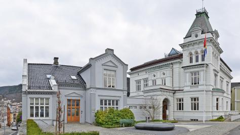 20 a) Kompleksiteten av å drive et moderne museum i interiørfredede rom. Nasjonalt symbol Norges eneste byuniversitet.
