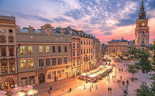 30, kan man enten slå følge med reiselederen tilbake til hotellet - eller man kan nyte en sen aften i Gamlebyen i Krakow som vi selvsagt også skal se nærmere på i dagslys. Fredag 20.