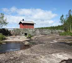 Denne dammen ble bygget i 1780, og ble opprinnelig bygget i forbindelse med sagverksdrift. Bekken ble befart 19. juni 2018. Vurdering av potensielt vandringshinder Demningen ved sørøstre utløp (V1.