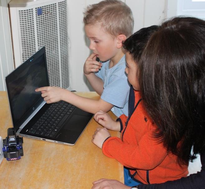 Der finnes det: Digitale: (Ipad, Laptop, Digitalt mikroskop) Analoge (Forstørrelsesglass, små mikroskop og Lamineringsmaskin) Vi lagde denne kroken i barnehøyde så de kan oppøve seg kompetanse på