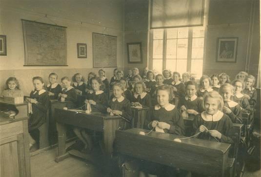 Toen het onderwijs verplicht gemengd werd, trokken heel wat meisjes maar wat graag naar een voormalige jongensschool. Bij de jongens lag dat anders.