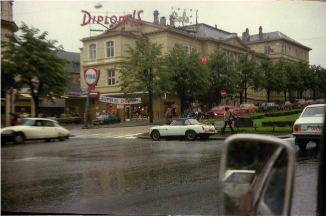 14 Logebygningen og Ole Bulls plass på 1970-tallet da den bl. a. huset bensinstasjon. (Foto: ukjent) 15 Foto Logebygningen og Øvre Ole Bulls plass i dag med samme utsnitt som foto over.