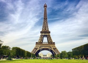 Oppgave 2b Du har lest teksten «Dormir dans la Tour Eiffel» under og liker ideen som er beskrevet der. Skriv et innlegg på Facebook der du med fire fem setninger forklarer hva dette dreier seg om.