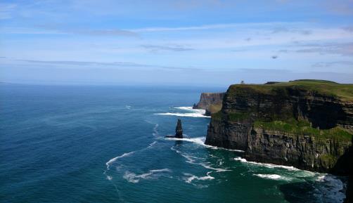 Etter lunch fortsetter turen til vestkysten og Cliffs of Moher som er en av Irlands fremste