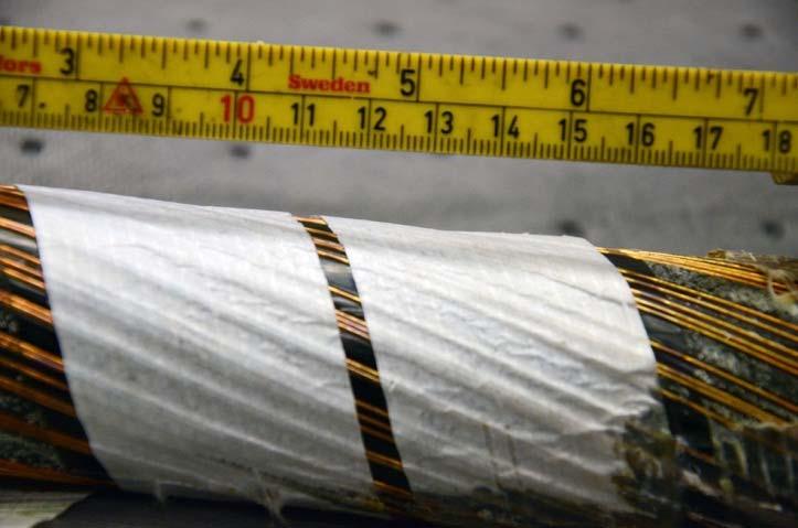 6.1.2 Undersøkelser av kabel Figur 6.10 viser kabelen uten ytre kappe og laminat. Det er viklet et svellebånd langsgående rundt kabelen med en fuge (åpning) på ca. 4-5 mm.