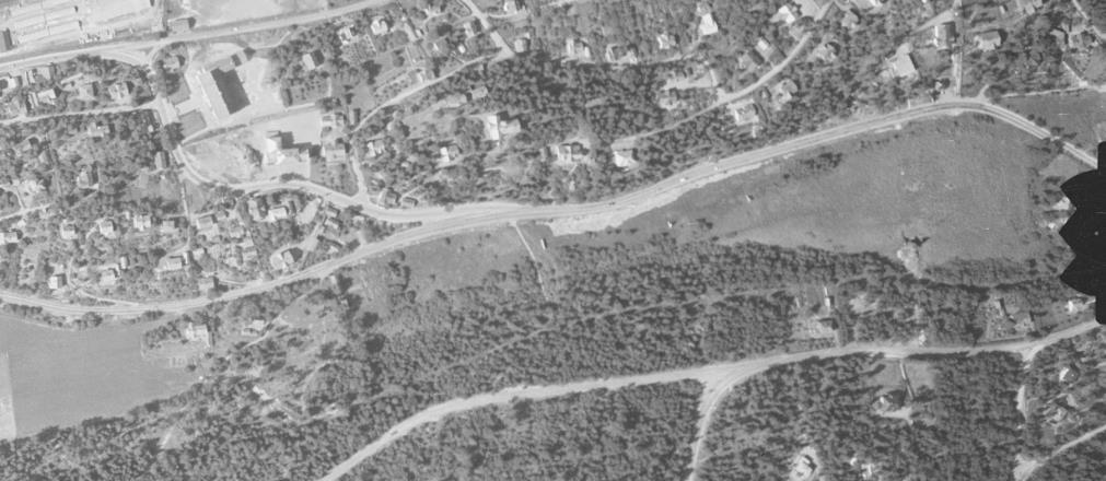 Flyfoto Tjernsmyr 1936 Statens kartverk. Det er blitt fortalt at Bærum kommune allerede på 1970-tallet holdt på med gjengroingstiltak, ved å grave i tjernet for å holde vannspeilet åpent (ref.