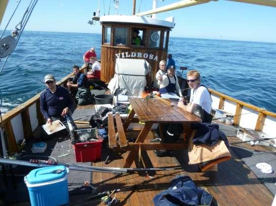 Vi hygger oss om bord i VILDROSA på vei mot fiskeplassene nærmere land.