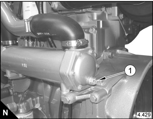 Se "Kjølevæskespesifikasjoner" i seksjon 5 for detaljer om korrekt kjølevæske for systemet. Se seksjon 7 for detaljer om hvordan frostvæske fylles i sjøvannskretsen for lagring av motoren.