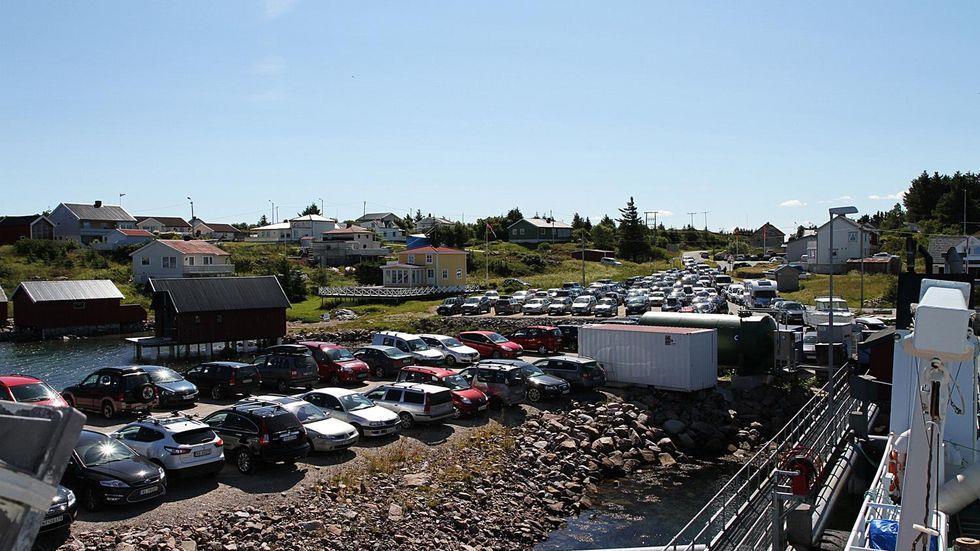4.1 Planens intensjon Som nevnt innledningsvis skal planarbeidene tilrettelegge for flere parkeringsplasser ved Dyrøy fergeleie og ny snuplass for buss.