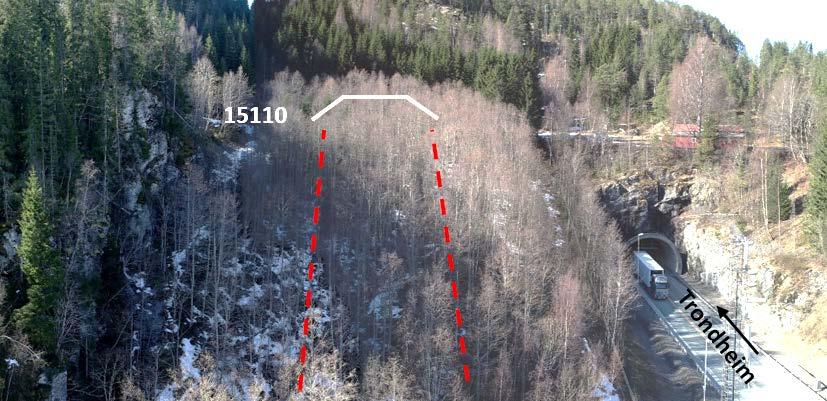Figur 3. Dronefoto av Stavsjø Øst. Rød stiplet linje angir omtrentlig fotavtrykk av prosjektert nordgående kjørefelt. Prosjektert påhugg er indikert med hvit farge.