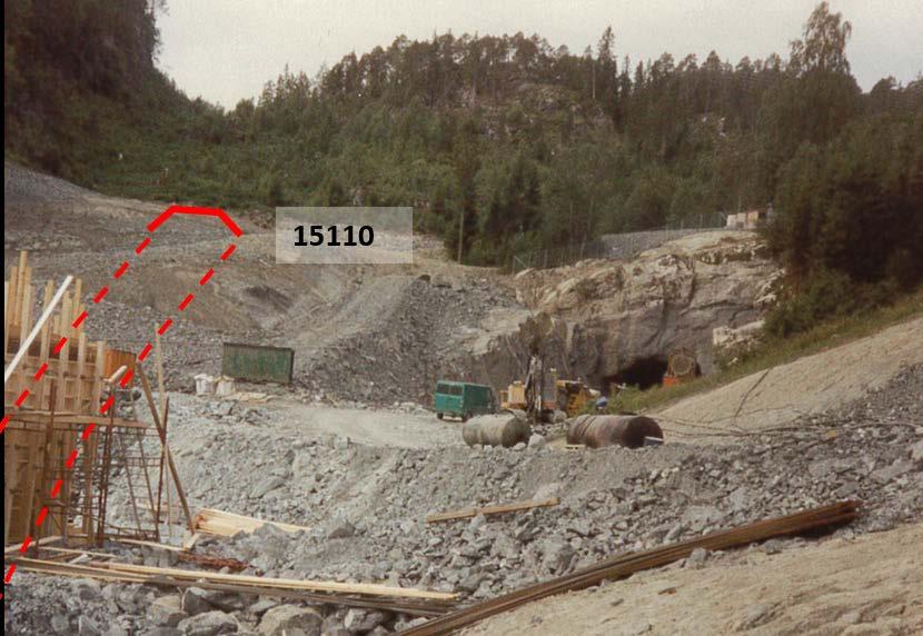 Figur 8. Foto tatt av Svein Hove i Statens vegvesen under bygging av Stavsjøfjelltunnelen på slutten av 1980- tallet. Påhugget til eksisterende tunnel er synlig til høyre i bildet.