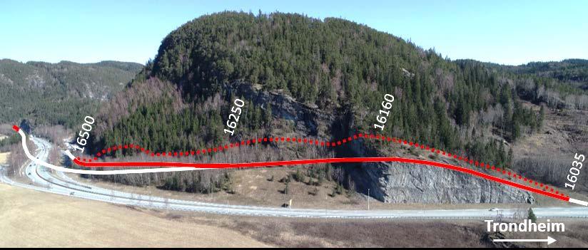 Hommelvikskjæringa Figur 14 viser dronefoto av Hommelvikskjæringa. Befaringer er utført langs eksisterende bergskjæring, langs prosjektert senterlinje og langs og ovenfor prosjektert skjæringstopp.