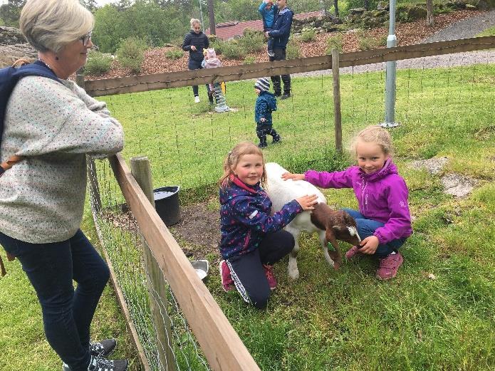 Takk for i år og en god og velsignet sommer ønskes fra alle oss på søndagsskolen! TAKKEDAGEN Søndag 9.juni feiret vi gudstjeneste og markerte både pinsedag og takkedag! Søndag 2.