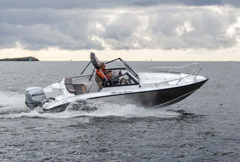 SHARK BR Badeplattformer Badestige Comfort-båtseter, sjåførens sete med offshore-front Dør mellom konsollene, 2-delt Gelcoat-gulvflate, hvit Hydraulisk styring (Ultraflex) Kalesjegarasje Akterkalesje