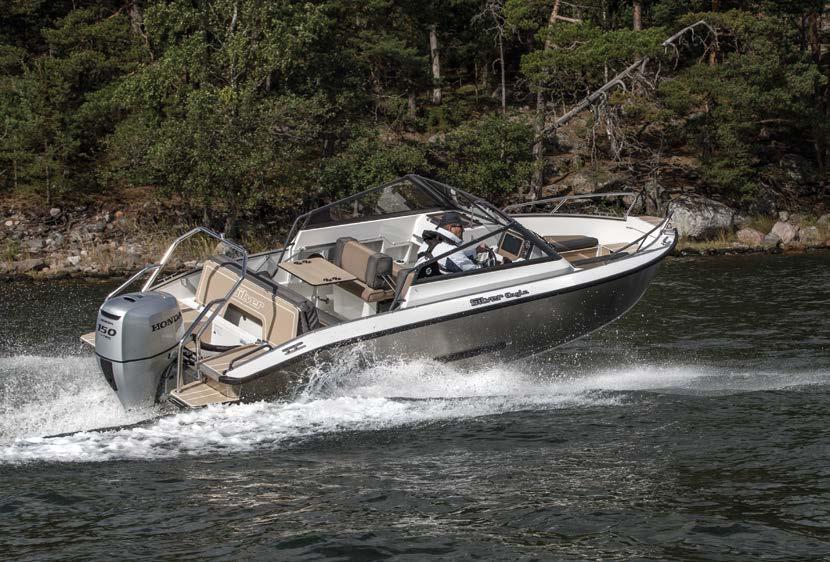 EAGLE BR Akterkalesje, 2-delt Badeplattformer Badestige Comfort-båtseter, sjåførens sete med offshore-front Dør mellom konsollene, 2-delt Fotstøtte til sjåfør og kartleser Gelcoat-gulvflate, hvit