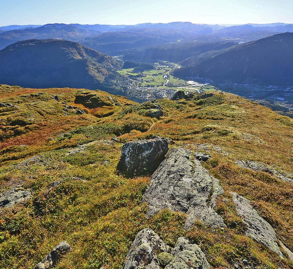 Førdsnipa, frå Grovene via Skeistølen 863 m.o.h / 4,0 km Krevjande Turen startar ved parkering øvst i Oliverlægda og går på grusveg opp til ein velteplass.