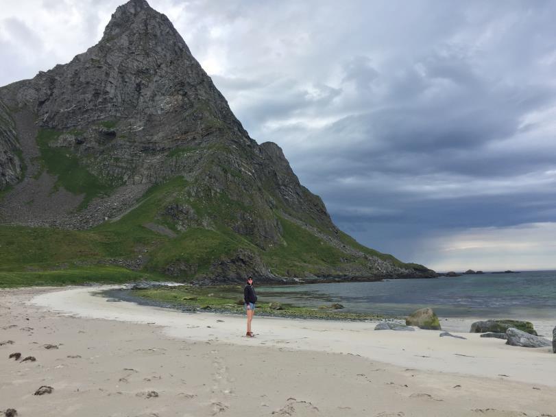 Lofotturistens paradoks sommeren 2018 Stillheten som må deles med andre Reiser selv til Lofoten som turist for å oppleve vill/uberørt natur ubesudlet av (andre) turister Mange