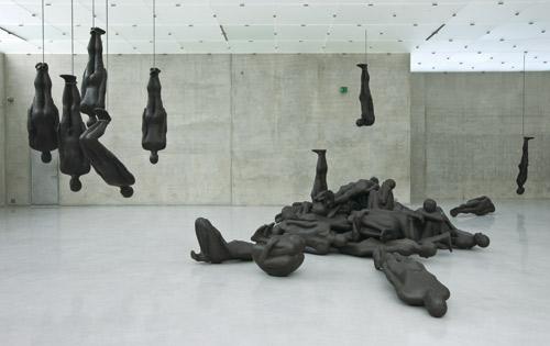 KRITISK: Critical Mass II (1995). En rekke skulpturer, liggende hulter til bulter omkring hverandre, og delvis oppå hverandre viser til grunnleggende posisjoner som å sitte, ligge og bøye seg.