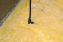 Optimal posisjonering av kjernetemperatursonden Ved væsker som sauser, supper eller melkeretter må kjernetemperatursonden ligge helt nedsenket i produktet og være helt dekket.